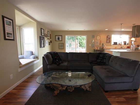 4th image of 1045 Cascade Lane