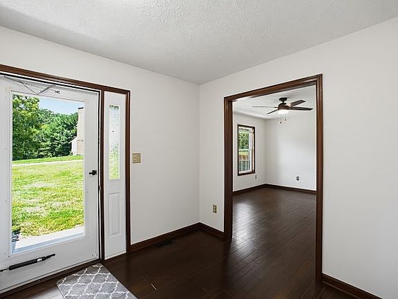 3rd image of 44 Deel St
