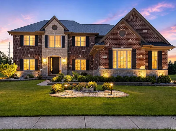 47576 Valencia Cir, Novi, MI 48374
