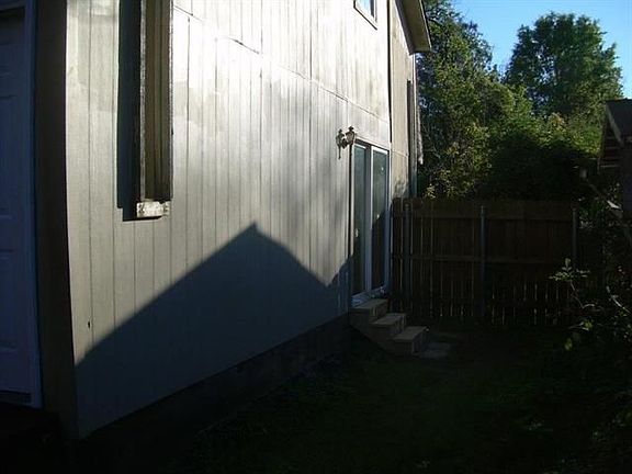 2nd image of 401 Sugar Pine St APT B
