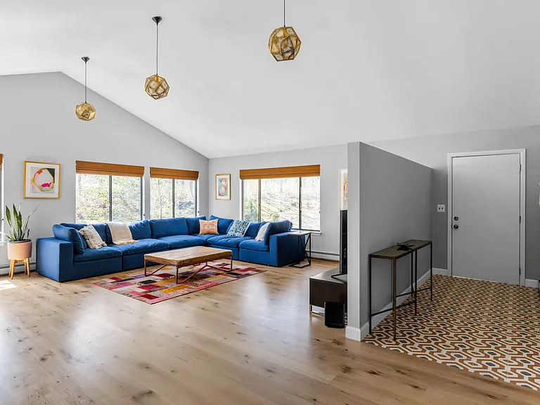19 Dogwood St — Photo 3