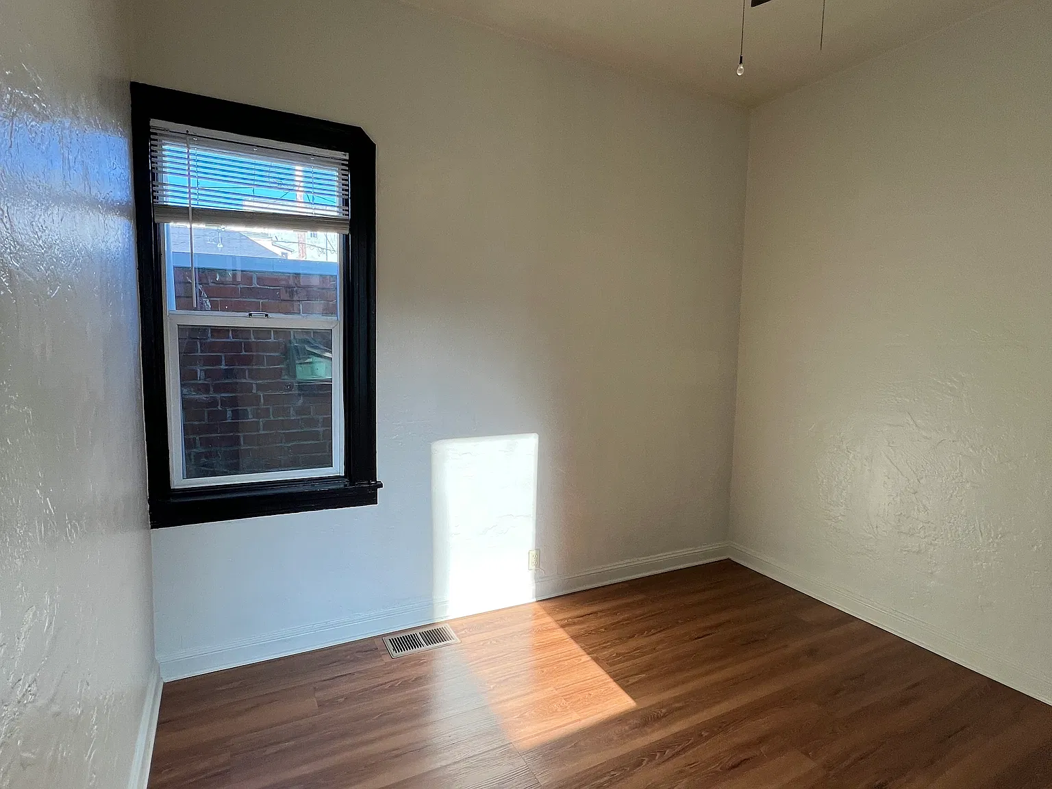 2 bed, 1100 sqft, $2,100 — Photo 2