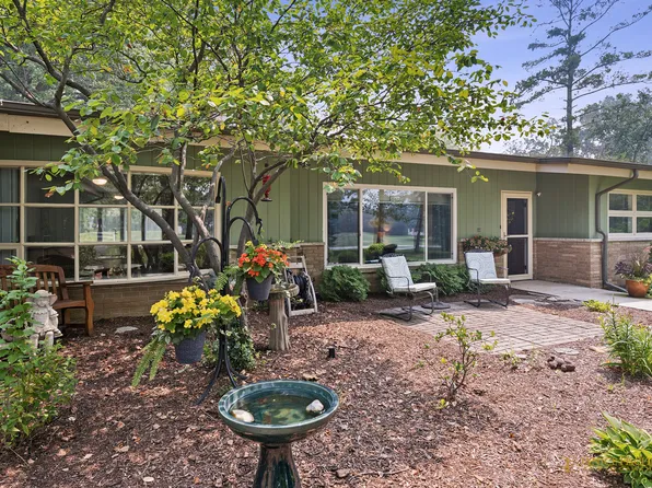 425 Greenwood Ln, Barrington, IL 60010
