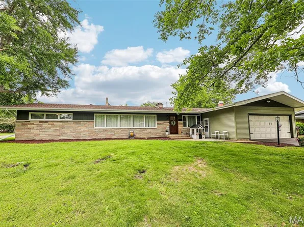 1 Crestwood Dr, Carlinville, IL 62626