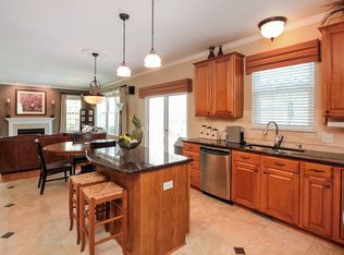 305 Osprey Ln, Lindenhurst, IL 60046