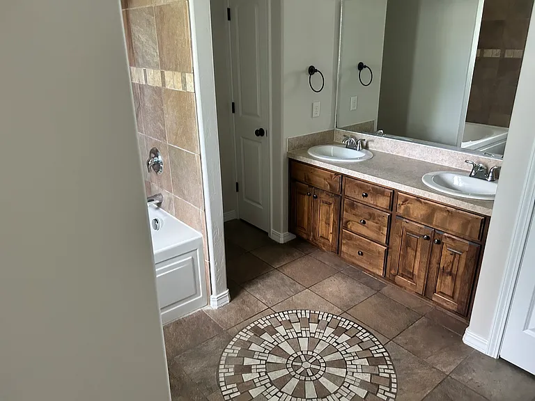 2920 N Sunlight Dr — Photo 3