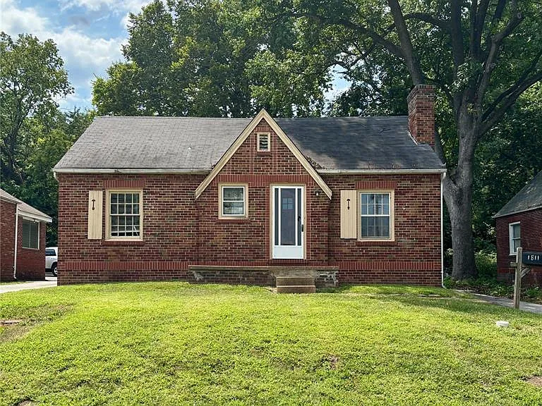 Front exterior of 1811 S New Florissant Rd