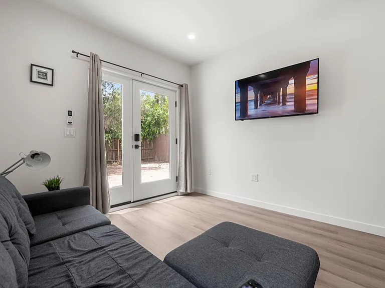 1535 S Ogden Dr — Photo 6