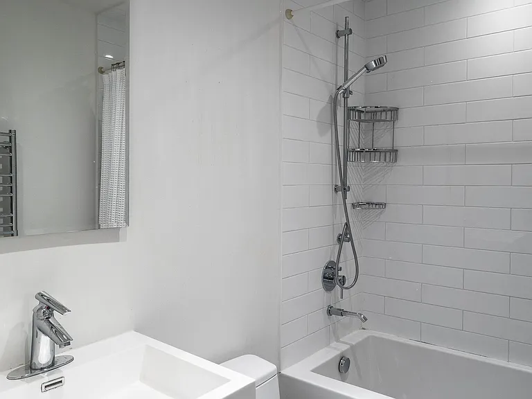 640 Adelaide St W — Photo 20