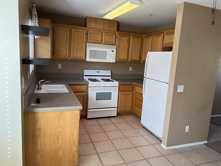 1525 E Spruce St #B — Photo 9