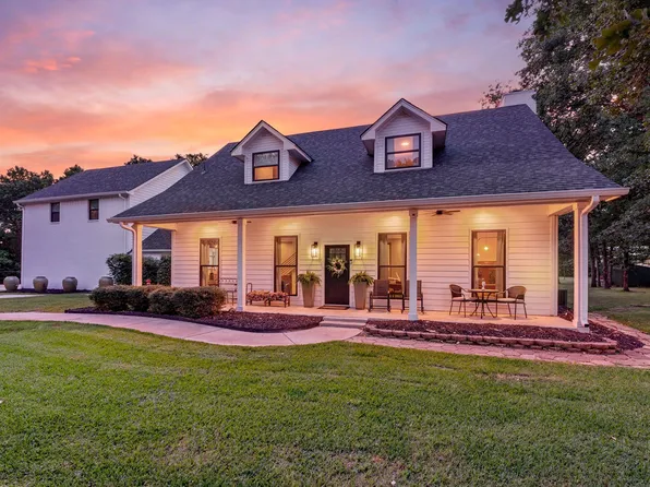 4208 Country Hill Rd, Fort Worth, TX 76140