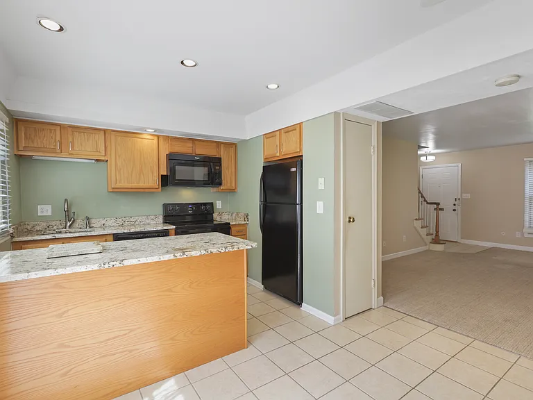 943 Manor Ln — Photo 16