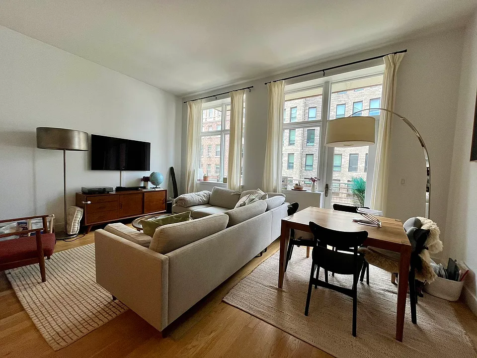 156 Hope St #4F