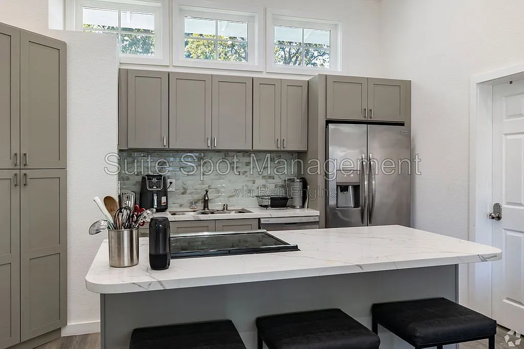 Studio, 150 sqft, $1,800 — Photo 2