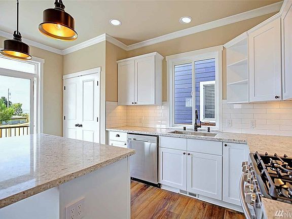 5th image of 213 Tarragon Ave