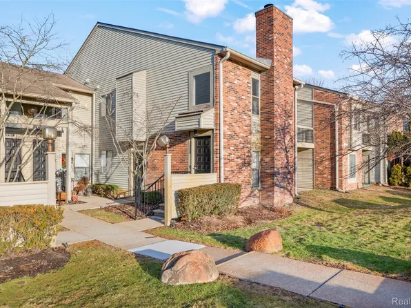 22161 Indian Creek Dr, Farmington, MI 48335