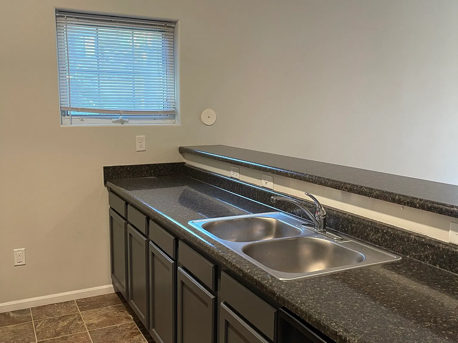 3 bed, 1979 sqft, $2,728 — Photo 3