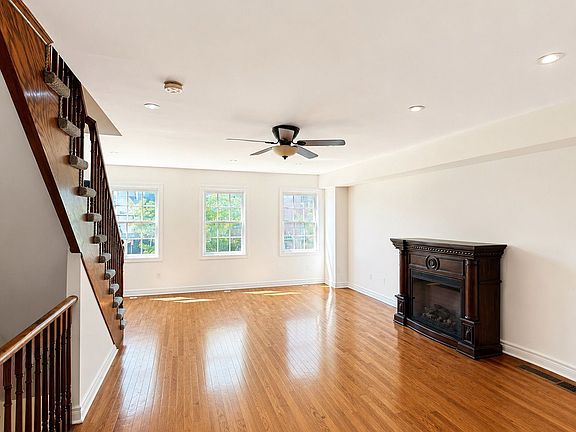 4th image of 3062 Lake Shore Blvd W #7