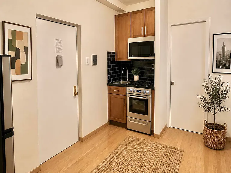 198 Elizabeth St #6 — Photo 2