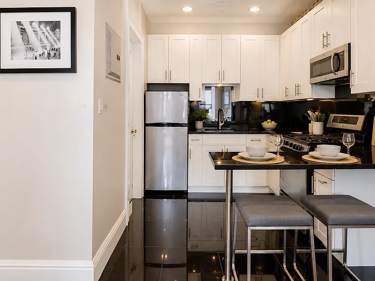 116 E 19th St #8 — Photo 4
