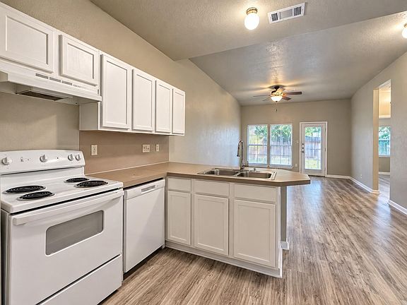 3rd image of 1235 Armadillo Rd #B
