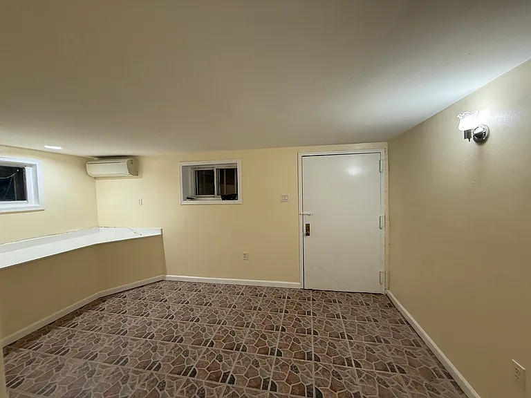 220 Neptune Ave #BASEMENT — Photo 10