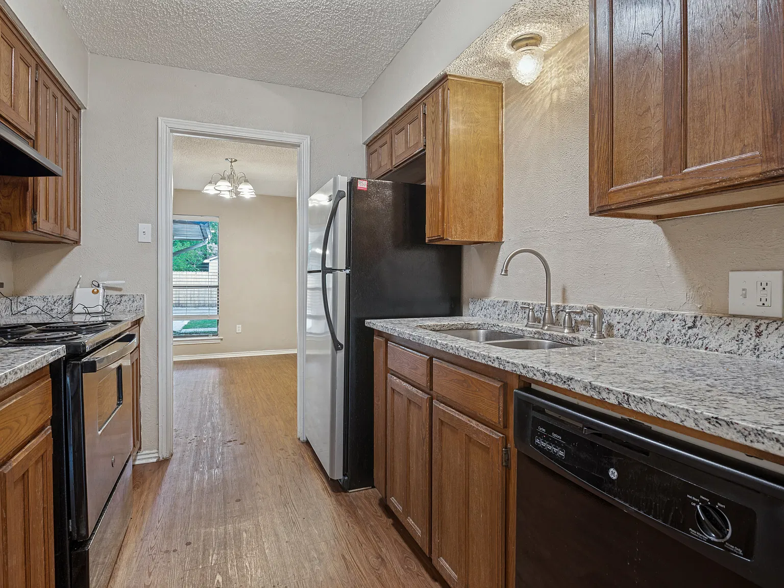 2 bed, 1.5 bath, 1092 sqft, $1,800 — Photo 2