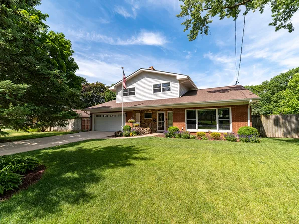 314 April Ct, North Aurora, IL 60542