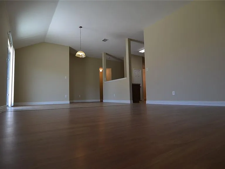 913 Fleming St — Photo 13