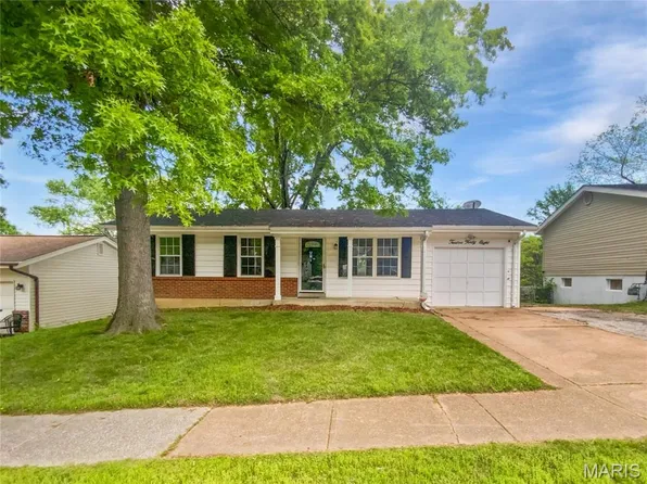 1248 Green Knoll Dr, Fenton, MO 63026