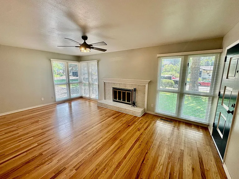 3907 E 11th Ave — Photo 3