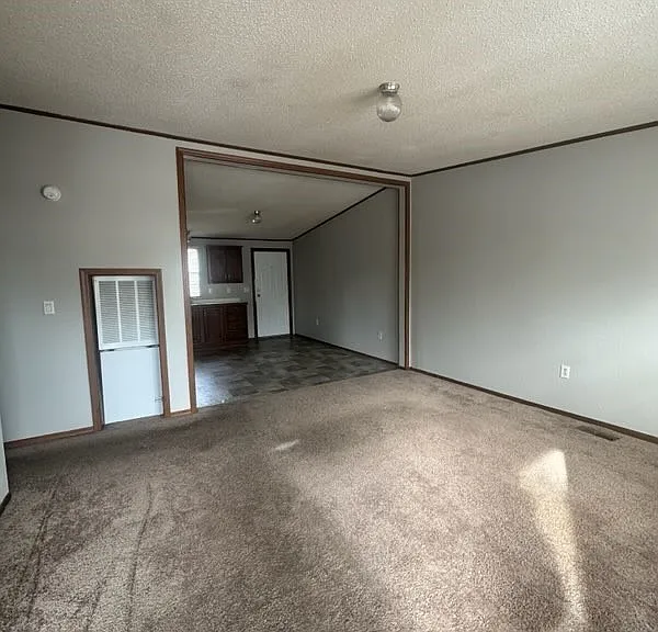 142 Oak St — Photo 1