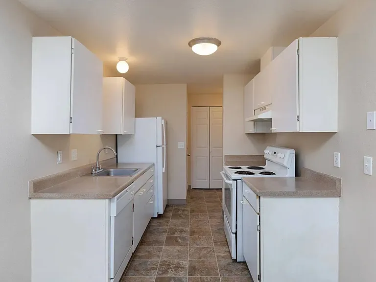 Willow Creek Apartments — Photo 3