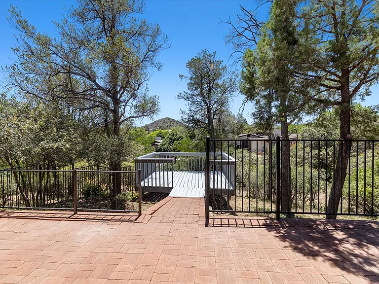 642 Sunrise Blvd — Photo 15
