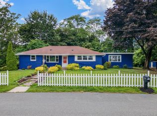 14 Windsor Dr, New Windsor, NY 12553