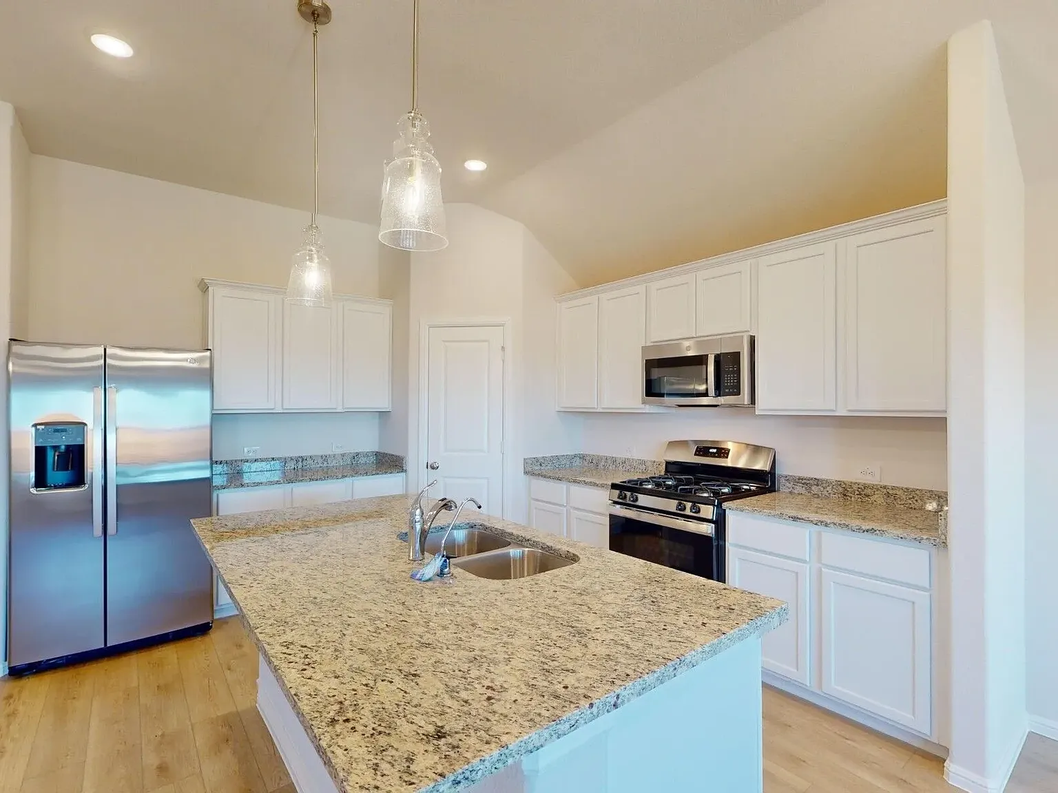 4 bed, 1898 sqft, $2,500 — Photo 2