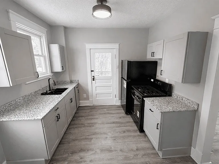 2550 Montana Ave — Photo 2