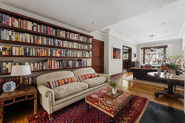 Living room, photo 2