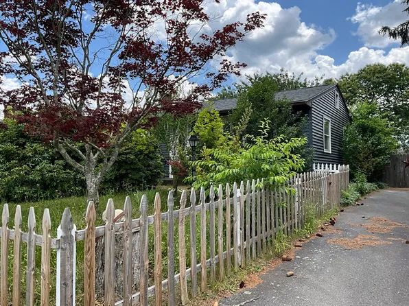 98 Cottonwood Rd, New Bedford, MA 02745