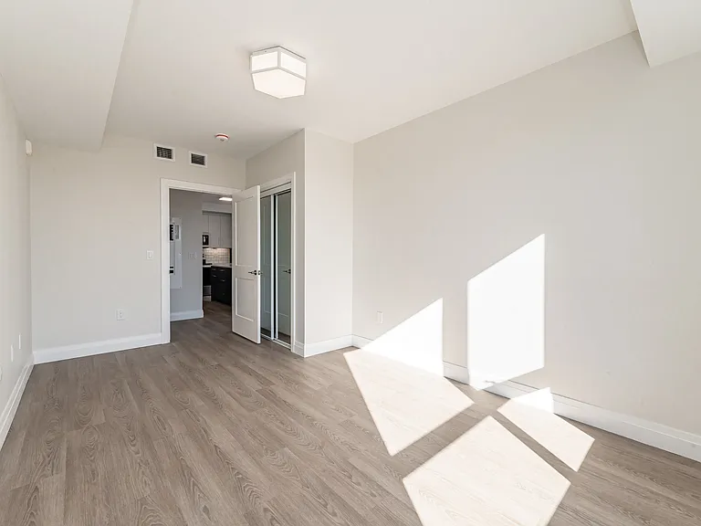 460 Columbia St W — Photo 205