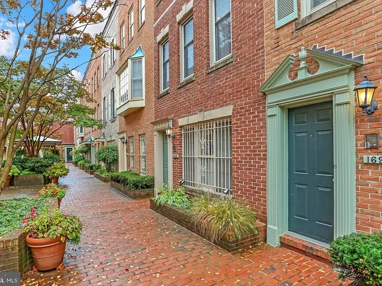 1690 Euclid St NW #B — Photo 24
