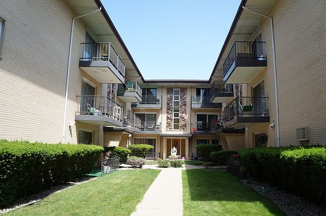 1st image of 4233 N Kedvale Ave APT 1E