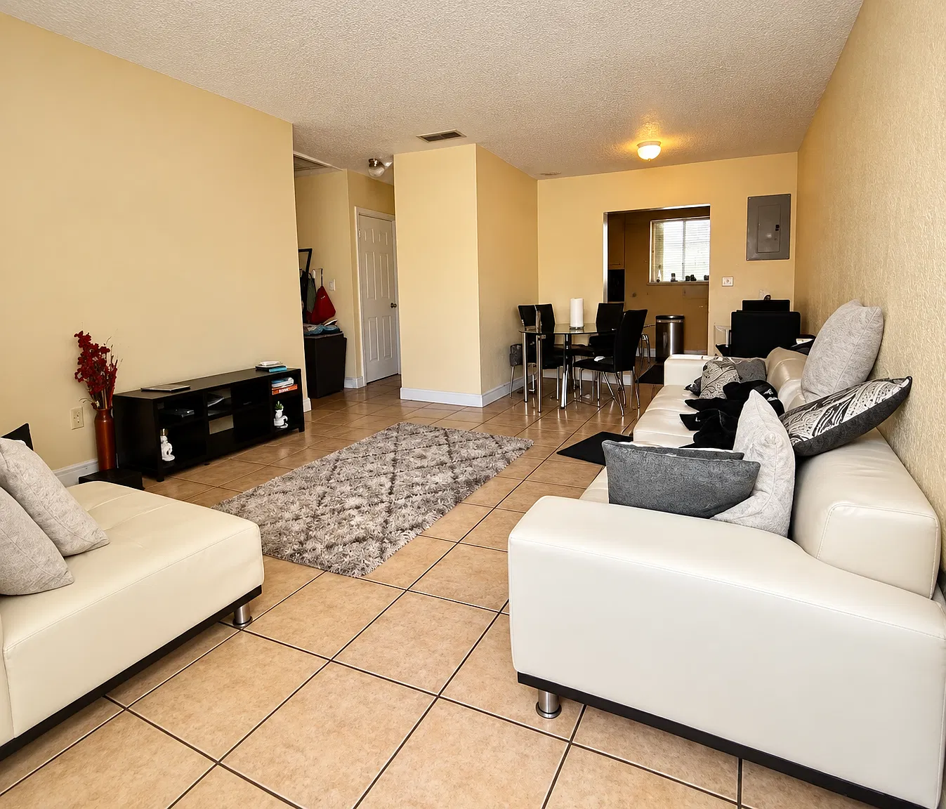 2 bed, 702 sqft, $1,796 — Photo 2