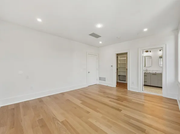 647 Jersey Avenue image 27 of 36