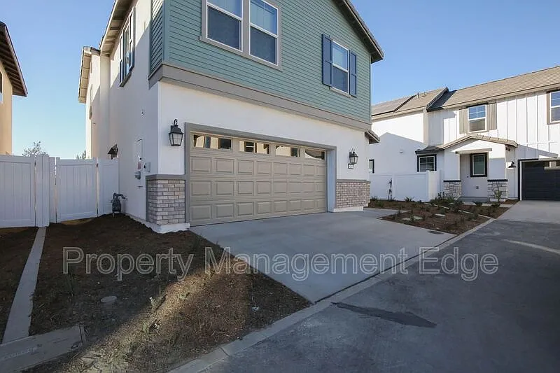 3 bed, 2.5 bath, 1860 sqft, $3,100 — Photo 3
