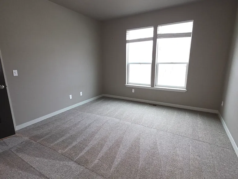 185 SW Silverstar Ln — Photo 6