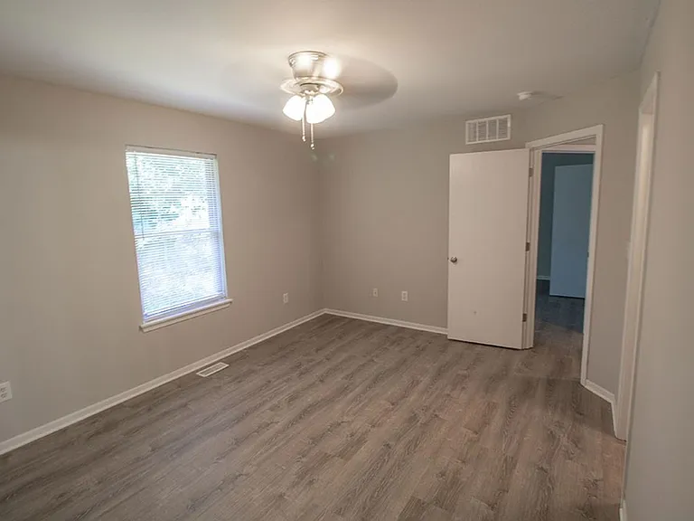 1413 Greensboro Dr — Photo 19