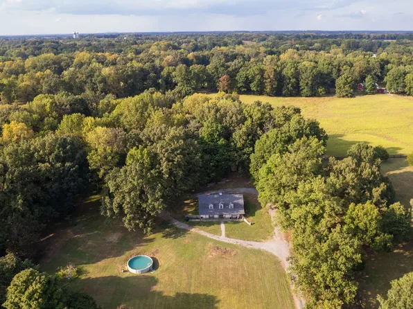 401 South Rd, Cottontown, TN 37048