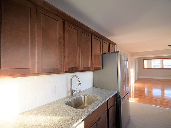 2nd image of 126-128 Lawrence St #2