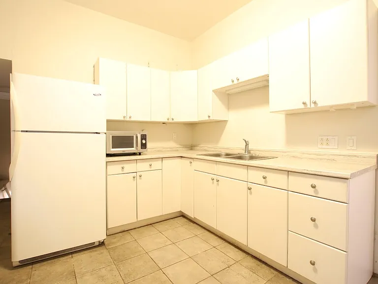 554 McLeod St #1 — Photo 7